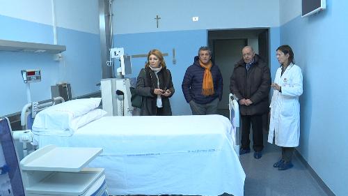 Maria Sandra Telesca (Assessore regionale Salute, Integrazione socio-sanitaria, Politiche sociali e Famiglia) e Francesco Martines (Sindaco Palmanova) visitano le sale del reparto dialisi del presidio ospedaliero - Palmanova 19/12/2017